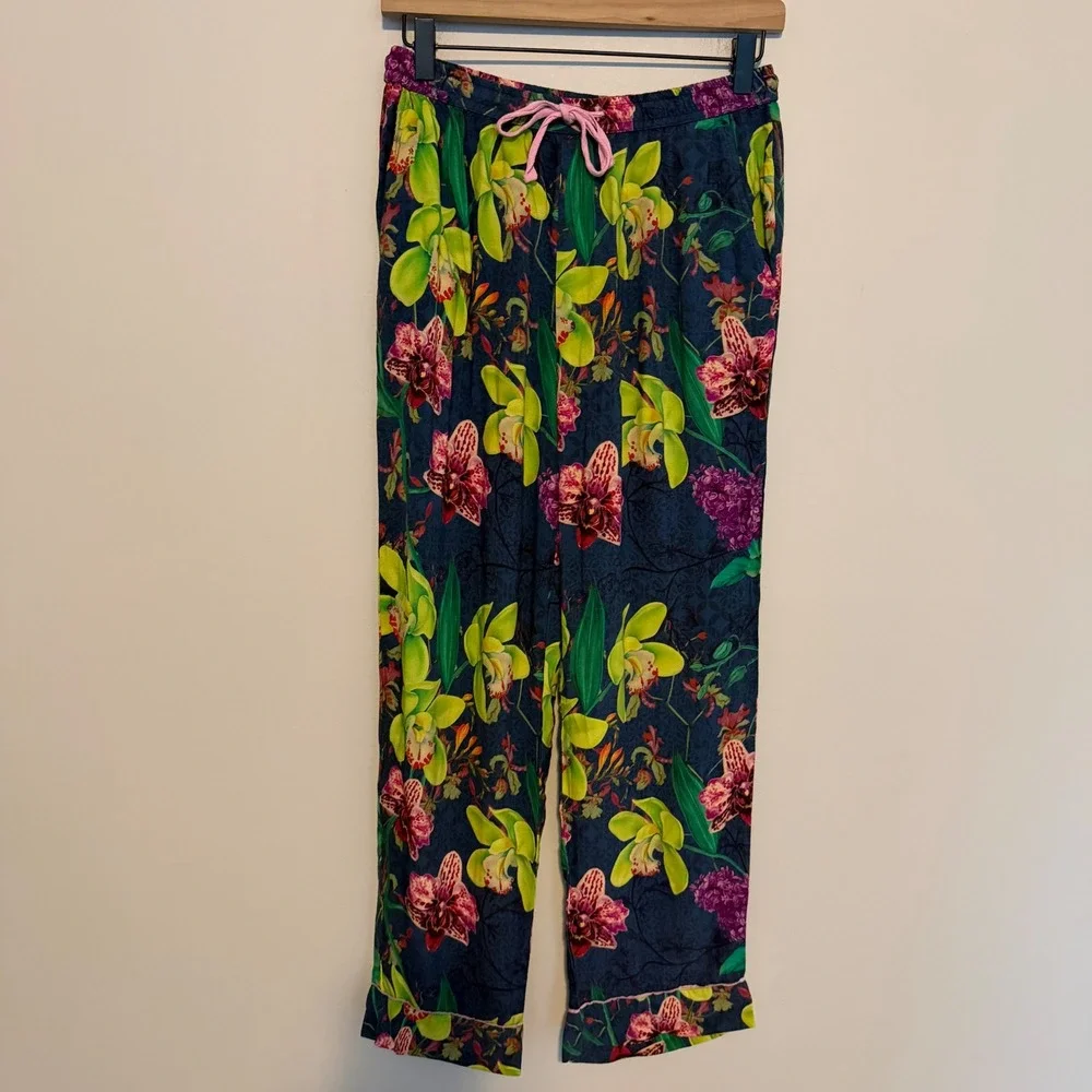 Powder pajamas button